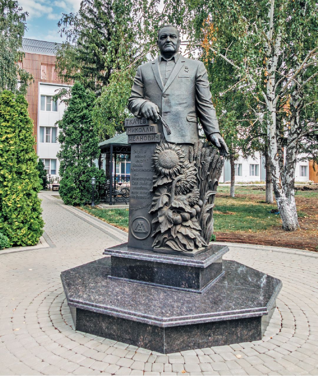 Памятник Н. И. Ткачеву у офиса холдинга в Выселках